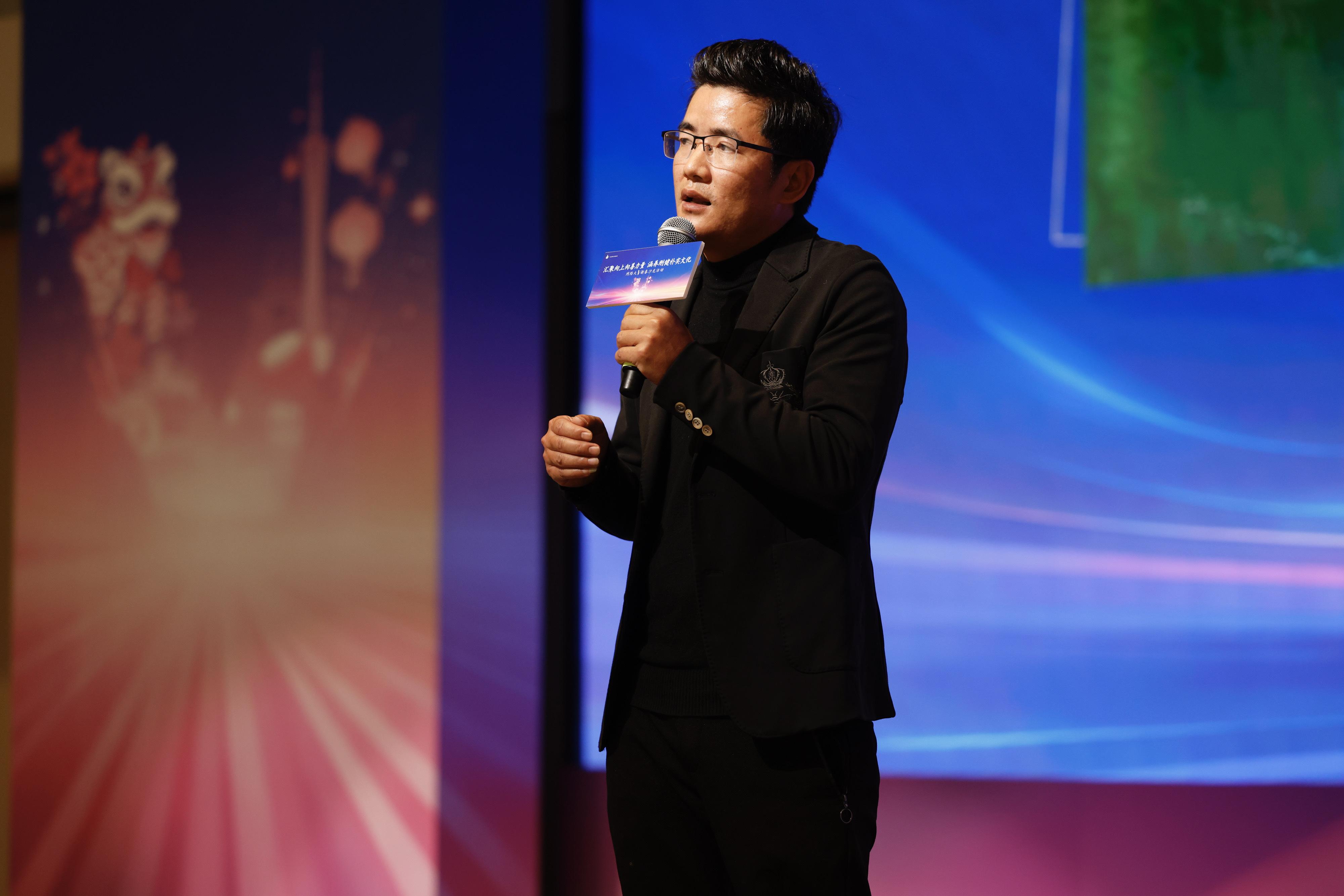 来自梅州的“钓鱼博主”陈文东进行故事分享。