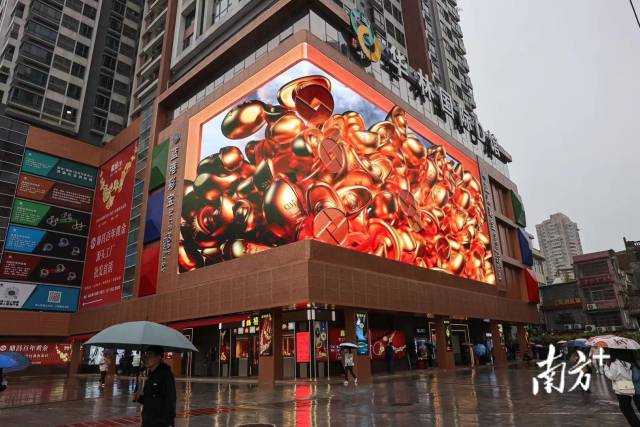 顾客试戴金戒指。