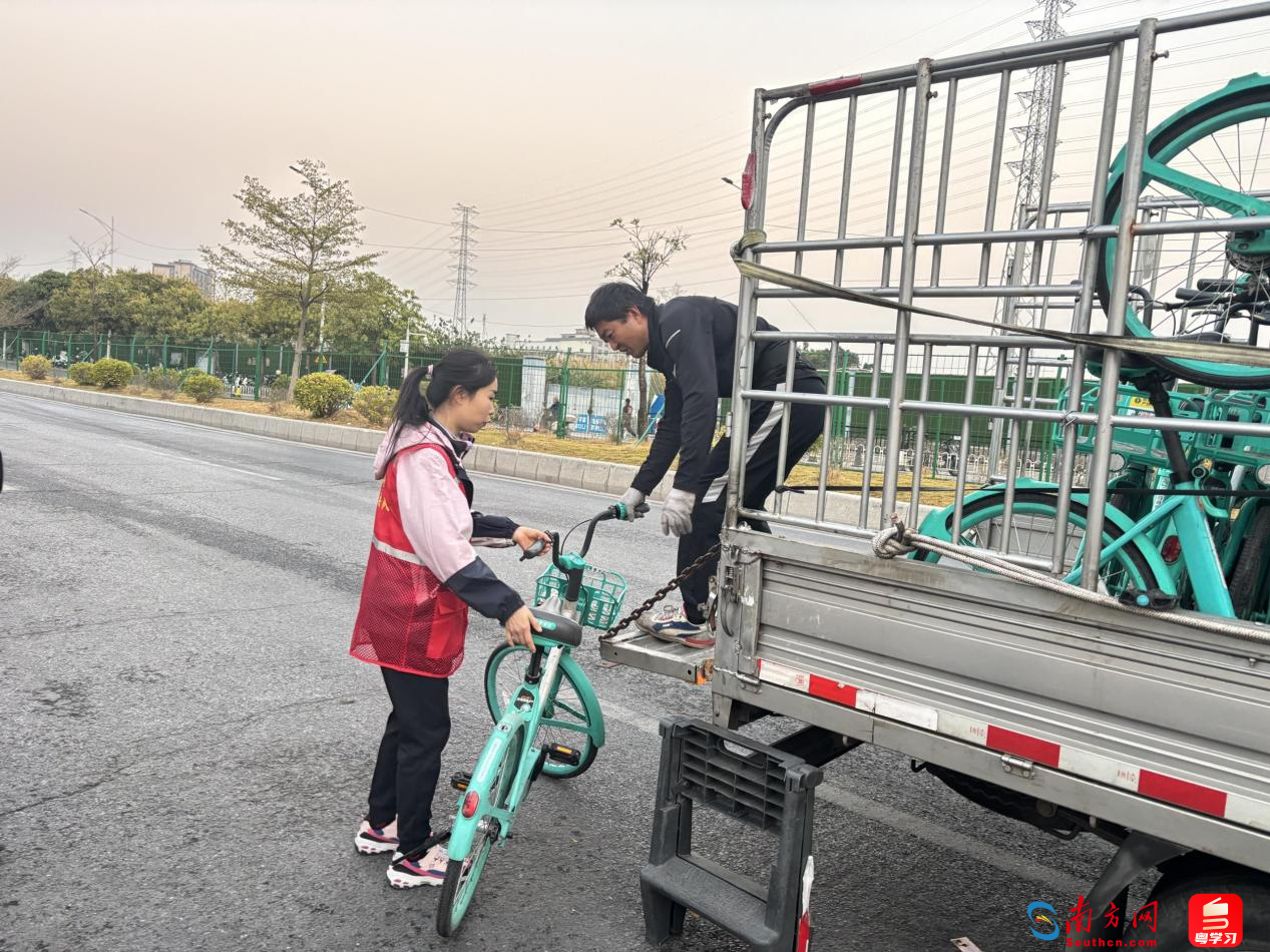 市民通过热线反映嘉禾望岗地铁站出口交通拥堵问题，嘉禾街道组织工作人员疏导周边交通