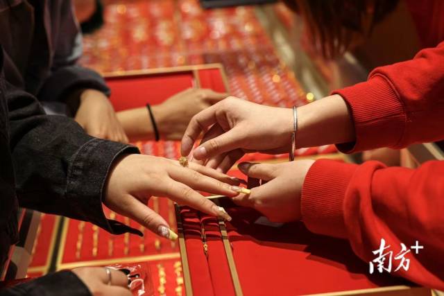 顾客试戴金戒指。