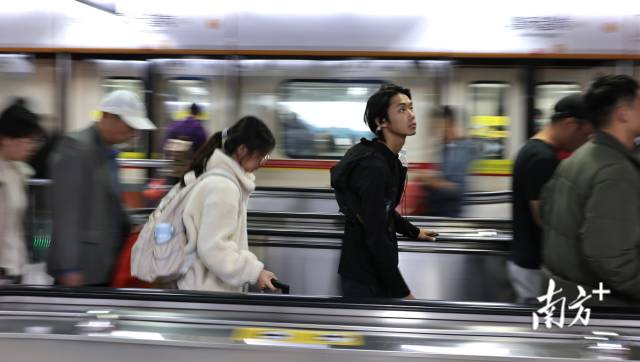 1月29日，嘉禾望岗地铁站内，形形色色的年轻人往来穿梭。