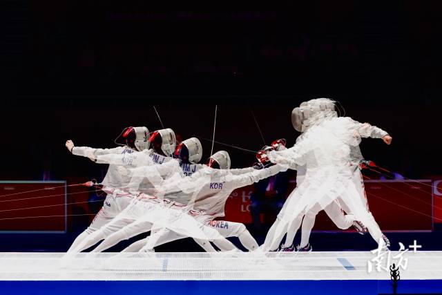 9月28日,击剑项目男子团体佩剑决赛,中国队33比45不敌韩国队,获得亚军。图为中国广东选手梁建豪(右)在决赛中对阵韩国选手金准镐。 9月28日,击剑项目男子团体佩剑决赛,中国队33比45不敌韩国队,获得亚军。图为中国广东选手梁建豪(右)在决赛中对阵韩国选手金准镐。