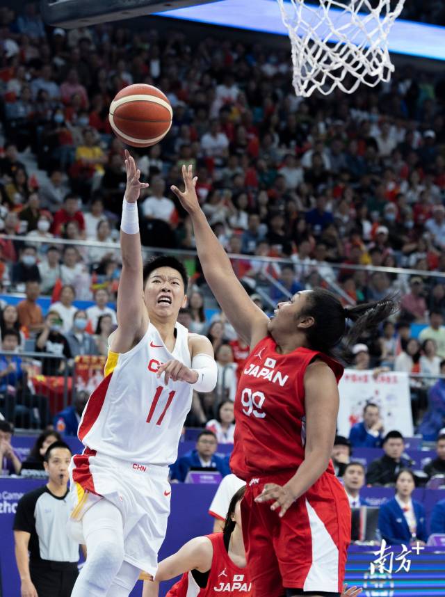 10月5日,中国女篮力压日本女篮夺得亚运会金牌。广东运动员黄思静在比赛中艰难上篮。 10月5日,中国女篮力压日本女篮夺得亚运会金牌。广东运动员黄思静在比赛中艰难上篮。