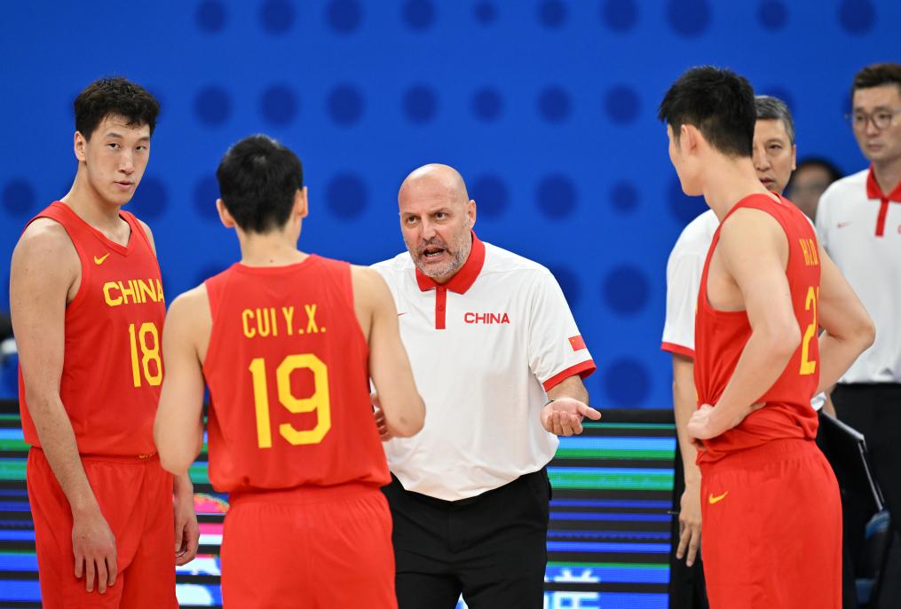 10月6日，中国男篮主教练乔尔杰维奇（中）在布置战术。新华社记者 詹彦 摄