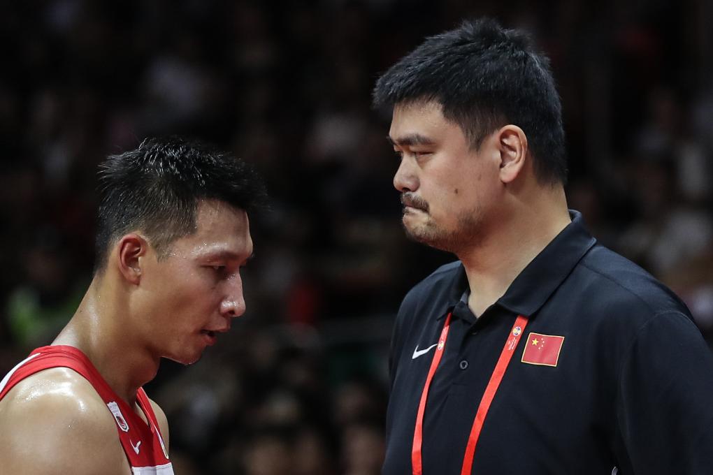 　　2019年9月8日，中国篮球协会主席姚明（右）与中国队球员易建联与在比赛中。当日，在广东广州举行的2019年国际篮联篮球世界杯小组赛第二阶段比赛中，中国队以73:86负于尼日利亚队。新华社记者 潘昱龙 摄