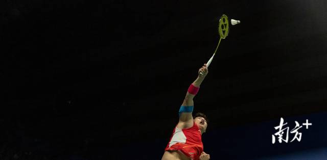 10月1日,来自广东的梁伟铿与队友完成逆风翻盘,鏖战五个多小时后夺得男子羽毛球团体金牌。 10月1日,来自广东的梁伟铿与队友完成逆风翻盘,鏖战五个多小时后夺得男子羽毛球团体金牌。