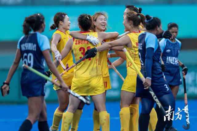 10月6日,曲棍球运动员梁美玉进球后与队友庆祝。中国队击败印度队进入决赛。 10月6日,曲棍球运动员梁美玉进球后与队友庆祝。中国队击败印度队进入决赛。