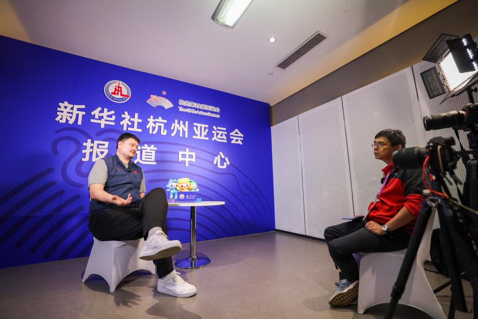 10月6日，中国篮协主席姚明在杭州亚运会主媒体中心接受新华社记者专访。新华社记者 胡星宇 摄