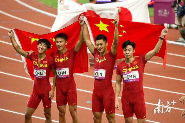 10月3日,杭州亚运会田径男子百米接力赛,两位广东飞人严海滨和陈冠锋出战。最终中国队跑出了38秒29的赛季最好成绩,夺得冠军。 10月3日,杭州亚运会田径男子百米接力赛,两位广东飞人严海滨和陈冠锋出战。最终中国队跑出了38秒29的赛季最好成绩,夺得冠军。