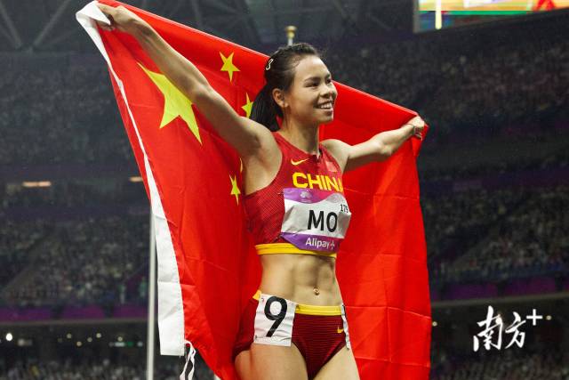 10月3日晚上,杭州亚运会女子400米栏决赛落下帷幕。肇庆运动员莫家蝶代表中国队出战,以55秒01的成绩收获一枚银牌,并打破了此前亚运会赛会纪录。 10月3日晚上,杭州亚运会女子400米栏决赛落下帷幕。肇庆运动员莫家蝶代表中国队出战,以55秒01的成绩收获一枚银牌,并打破了此前亚运会赛会纪录。