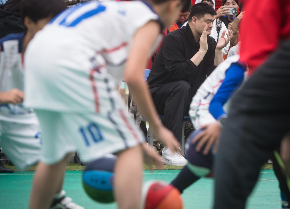 2020年10月4日，姚明（右）在场边观看小球员训练时鼓掌。新华社记者 肖艺九 摄