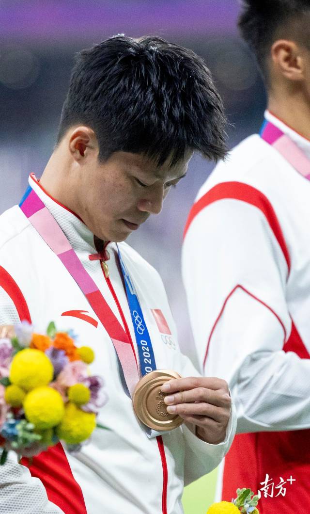 10月4日,苏炳添与队友递补获得东京奥运会男子4x100米接力铜牌。 10月4日,苏炳添与队友递补获得东京奥运会男子4x100米接力铜牌。