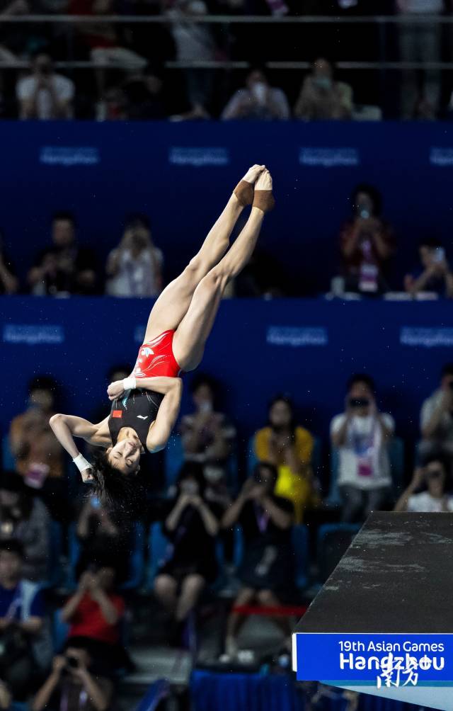 10月3日,全红婵在女子10米跳台中夺得金牌。 南方+ 董天健 拍摄 10月3日,全红婵在女子10米跳台中夺得金牌。 南方+ 董天健 拍摄
