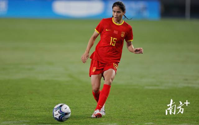 中国女足运动员,来自广东湛江的陈巧珠在比赛中带球推进。 中国女足运动员,来自广东湛江的陈巧珠在比赛中带球推进。