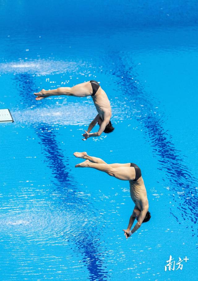 9月30日,男子双人3米板比赛上,来自广东的何超/严思宇两人搭档夺得金牌。 9月30日,男子双人3米板比赛上,来自广东的何超/严思宇两人搭档夺得金牌。