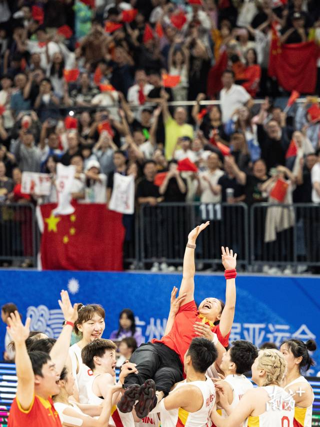 10月5日晚,在杭州亚运会女篮决赛中,中国队74比72击败日本队, 赛后女篮姑娘们举起主教练郑薇庆祝比赛胜利。 10月5日晚,在杭州亚运会女篮决赛中,中国队74比72击败日本队, 赛后女篮姑娘们举起主教练郑薇庆祝比赛胜利。