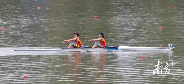 9月24日,女子轻量级双人双桨赛艇比赛里,来自广东的邱秀萍(左)与队友邹佳琪为中国代表团夺得本届亚运会首金。 9月24日,女子轻量级双人双桨赛艇比赛里,来自广东的邱秀萍(左)与队友邹佳琪为中国代表团夺得本届亚运会首金。