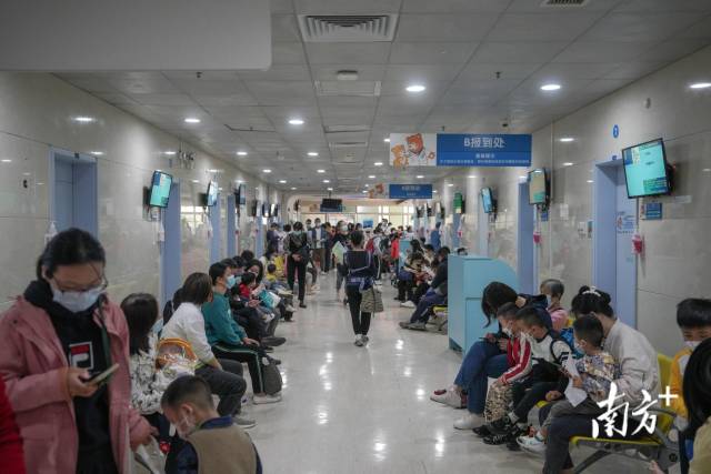在广州市妇女儿童医疗中心珠江新城院区儿内科，不少家长带着孩子在等候就医。南方日报、南方+记者 许舒智 摄