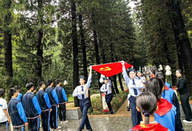 庄严的出党旗仪式