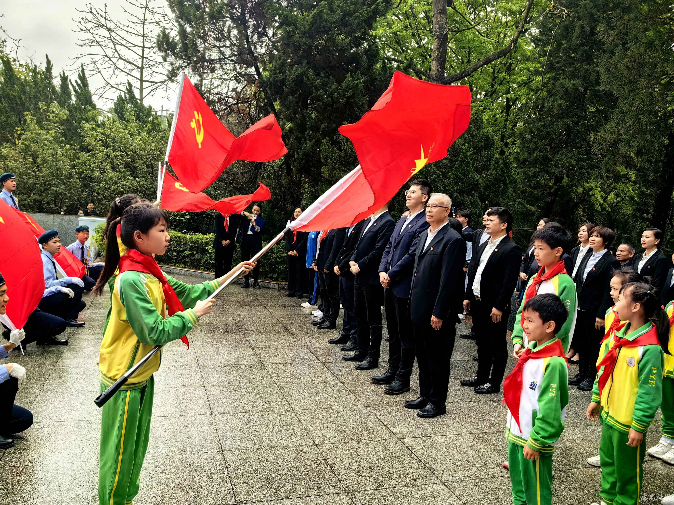 挥动党旗、团旗、队旗