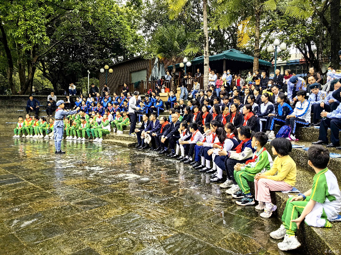 表演红色经典故事《军礼》