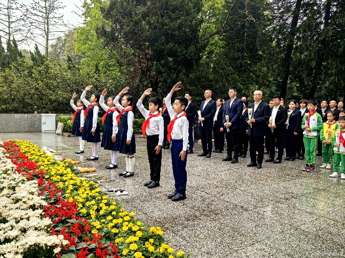 少先队员向烈士献花