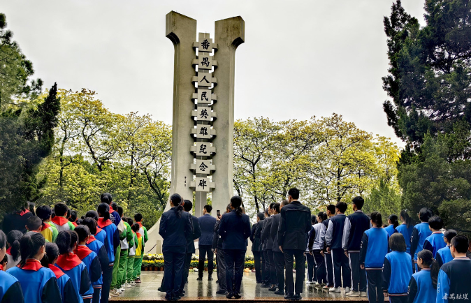 番禺区党团队联合开展清明节祭扫活动