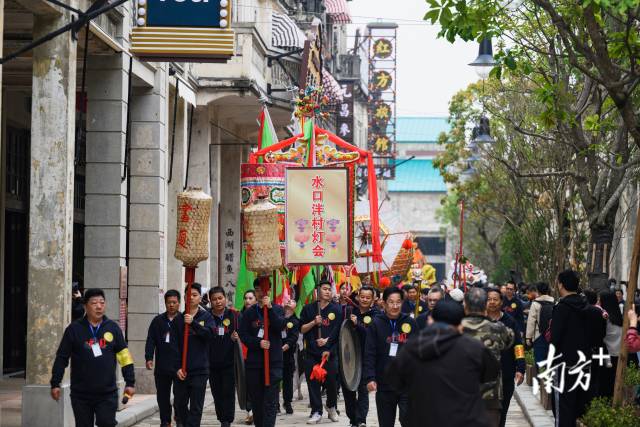 元宵佳节，国家级非遗项目水口泮村灯会展演走进赤坎华侨古镇。