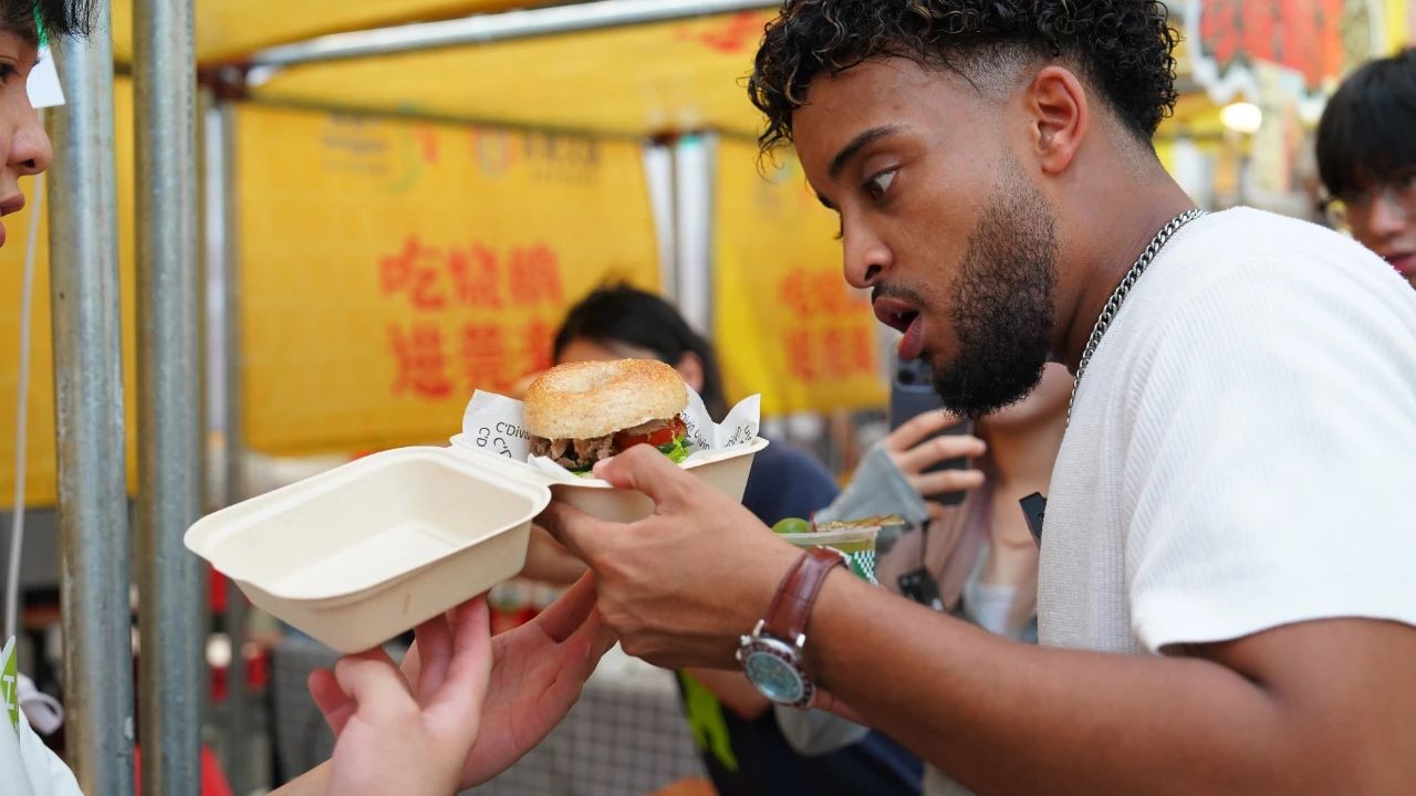 Roasted goose leg eating contest heats up Dongguan