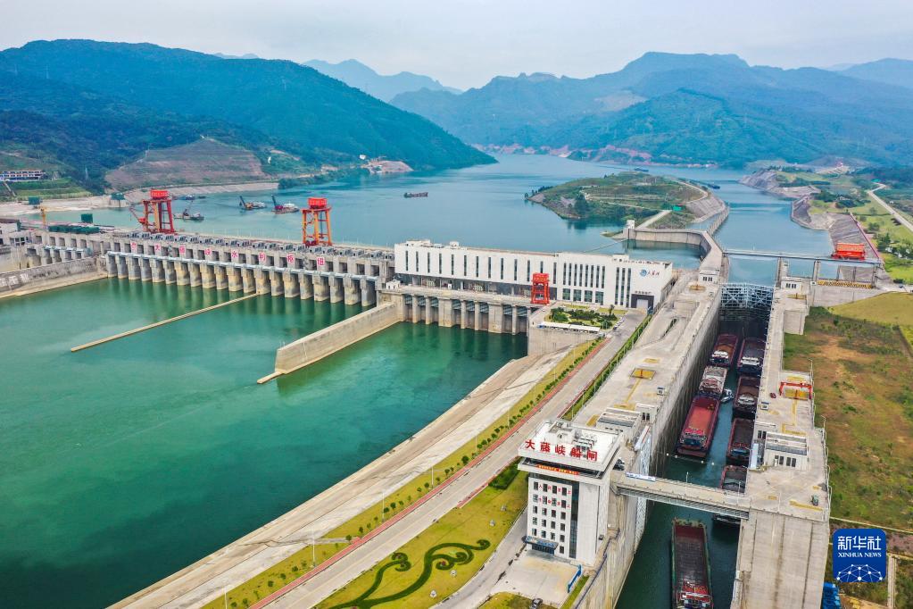 　　建设中的广西大藤峡水利枢纽工程和已经投入使用的船闸（2022年9月29日摄，无人机照片）。新华社记者 曹祎铭 摄