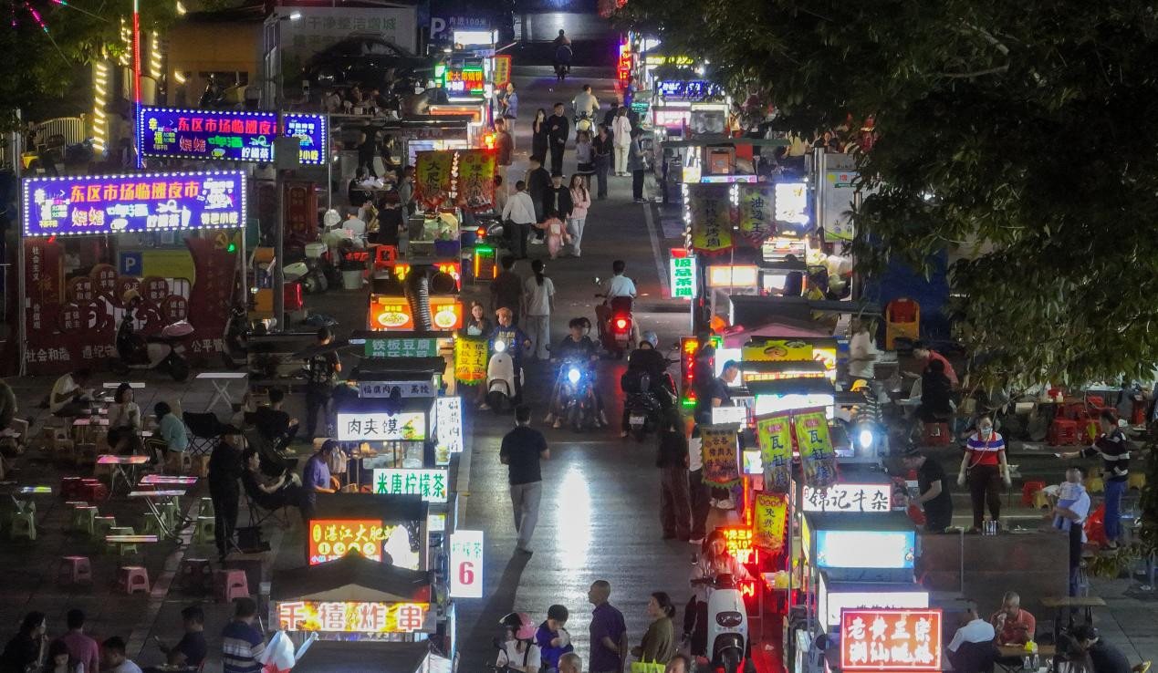 　　利用增江街道东区农贸市场停车场开发的“东区市场临摊夜市”