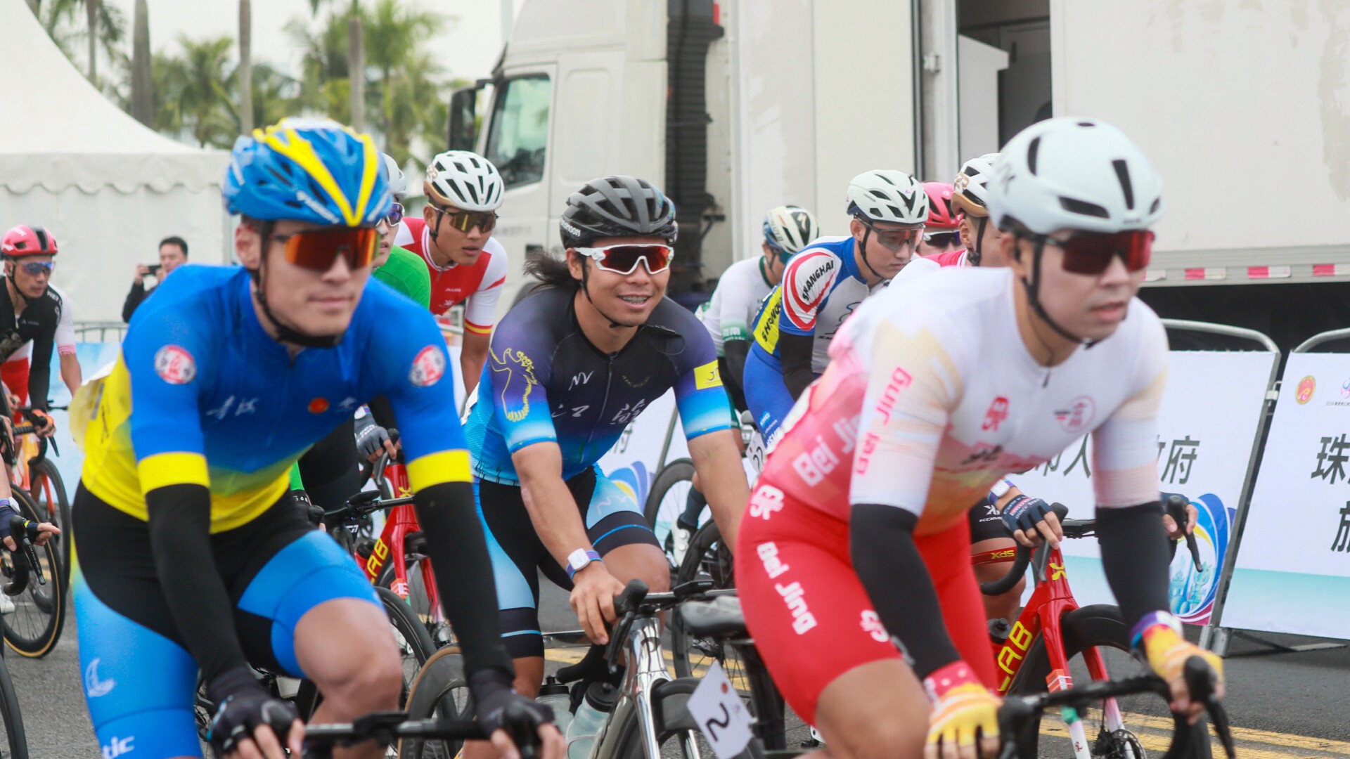 67 cyclists make historic ride across Hong Kong-Zhuhai-Macao Bridge