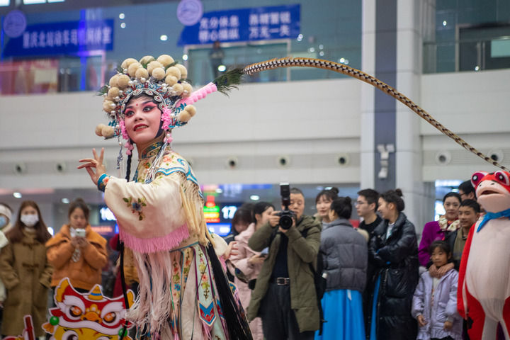 2025年1月14日，在重庆北站，演员在为候车乘客表演节目。新华社记者 唐奕 摄