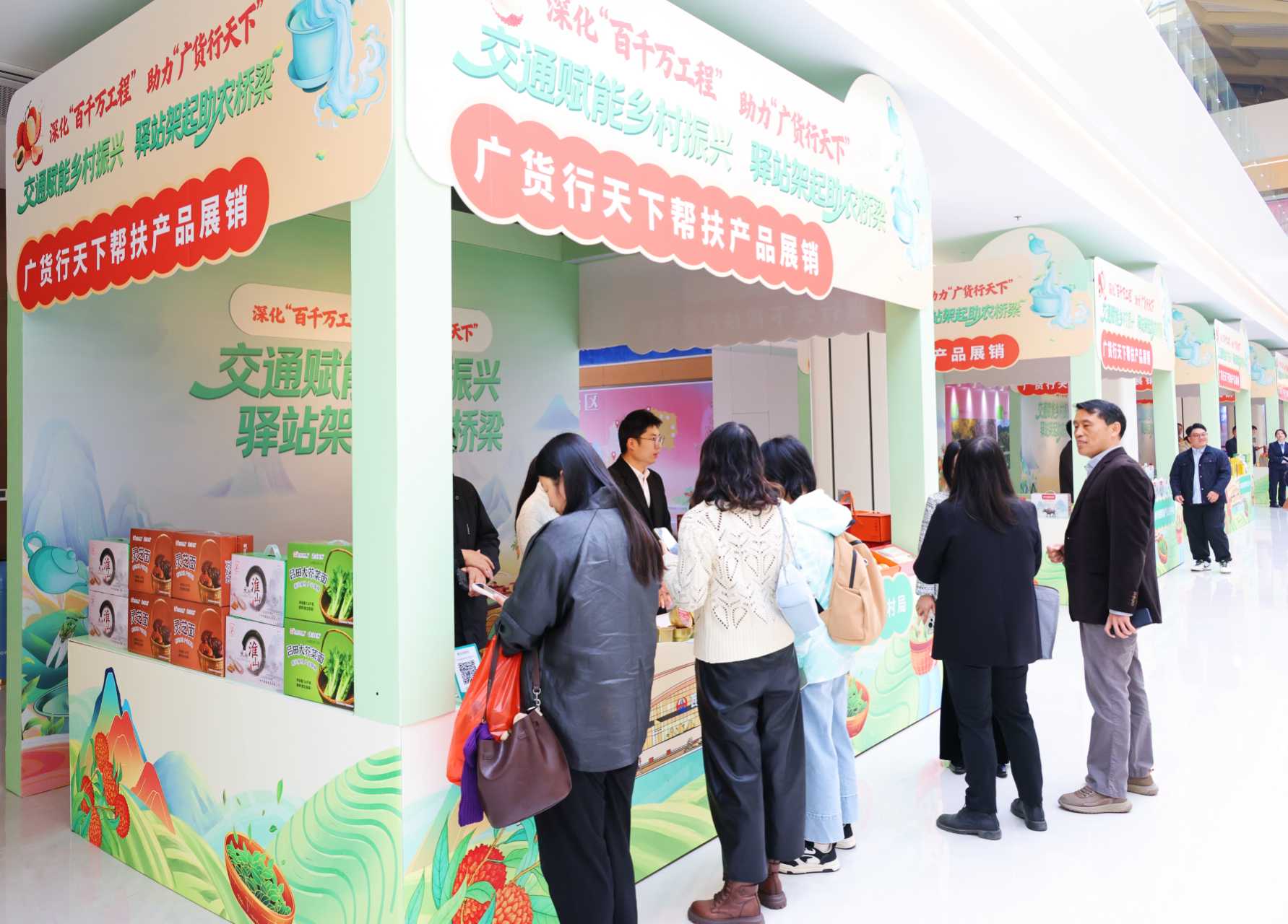 旅客在摊位前品尝购买助农特色好物（摄影：黄奥兴）