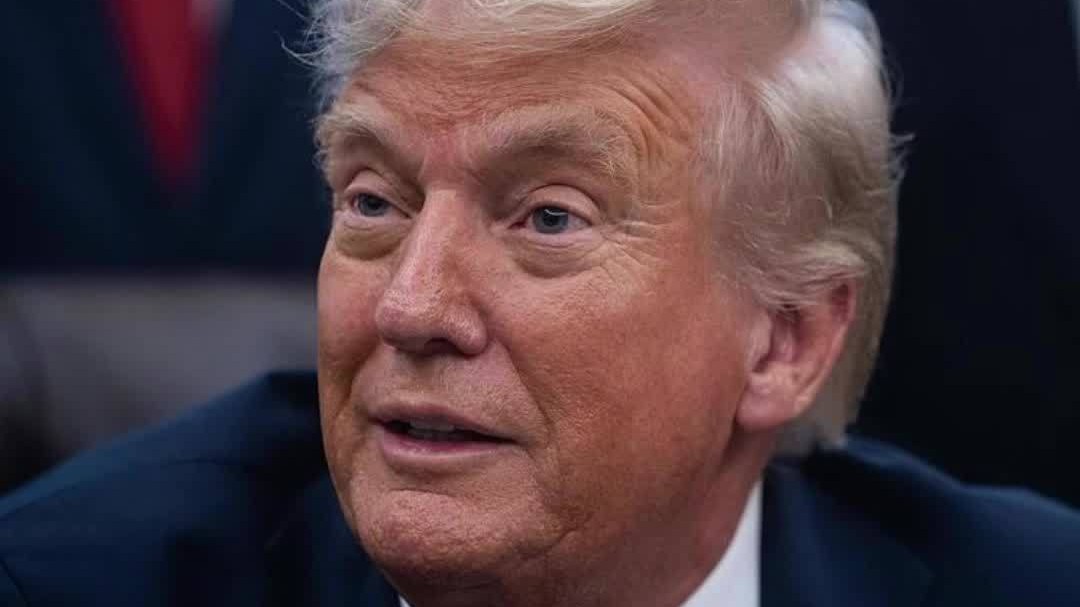 特朗普终于拿到了诺贝尔和平奖的奖章