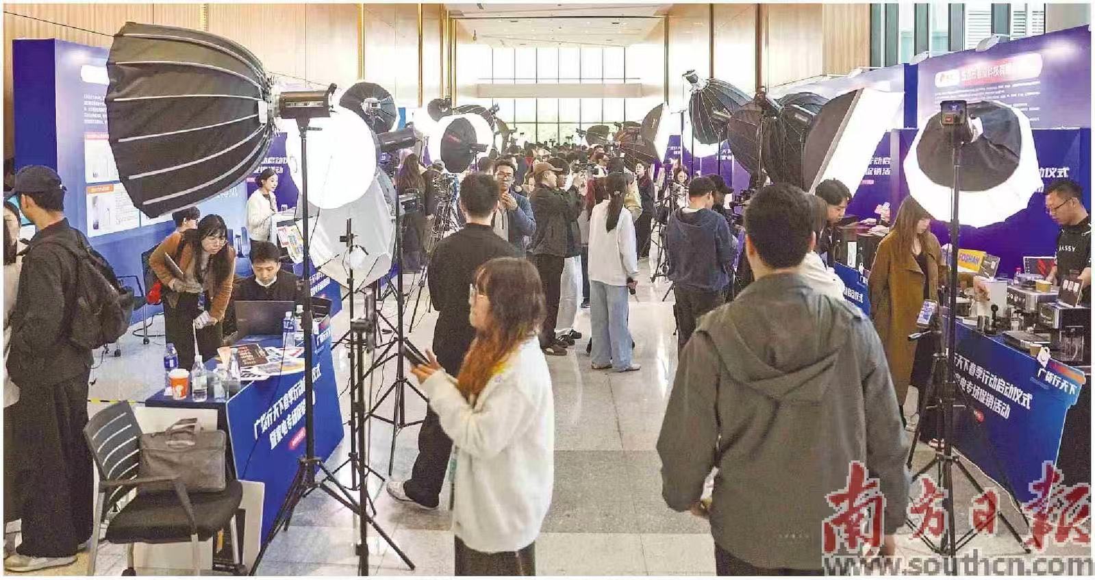 　　15日，“广货行天下”春季行动启动，首场家电专场促销活动现场气氛热烈。南方日报记者 张令 钟志辉 李永智 郜曈 摄