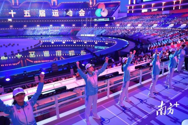 △3万名广东赛区赛会志愿者以热情专业服务，让“为你，更精彩”的口号响彻十五运会。