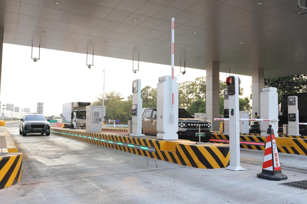 车辆通过ETC车道
