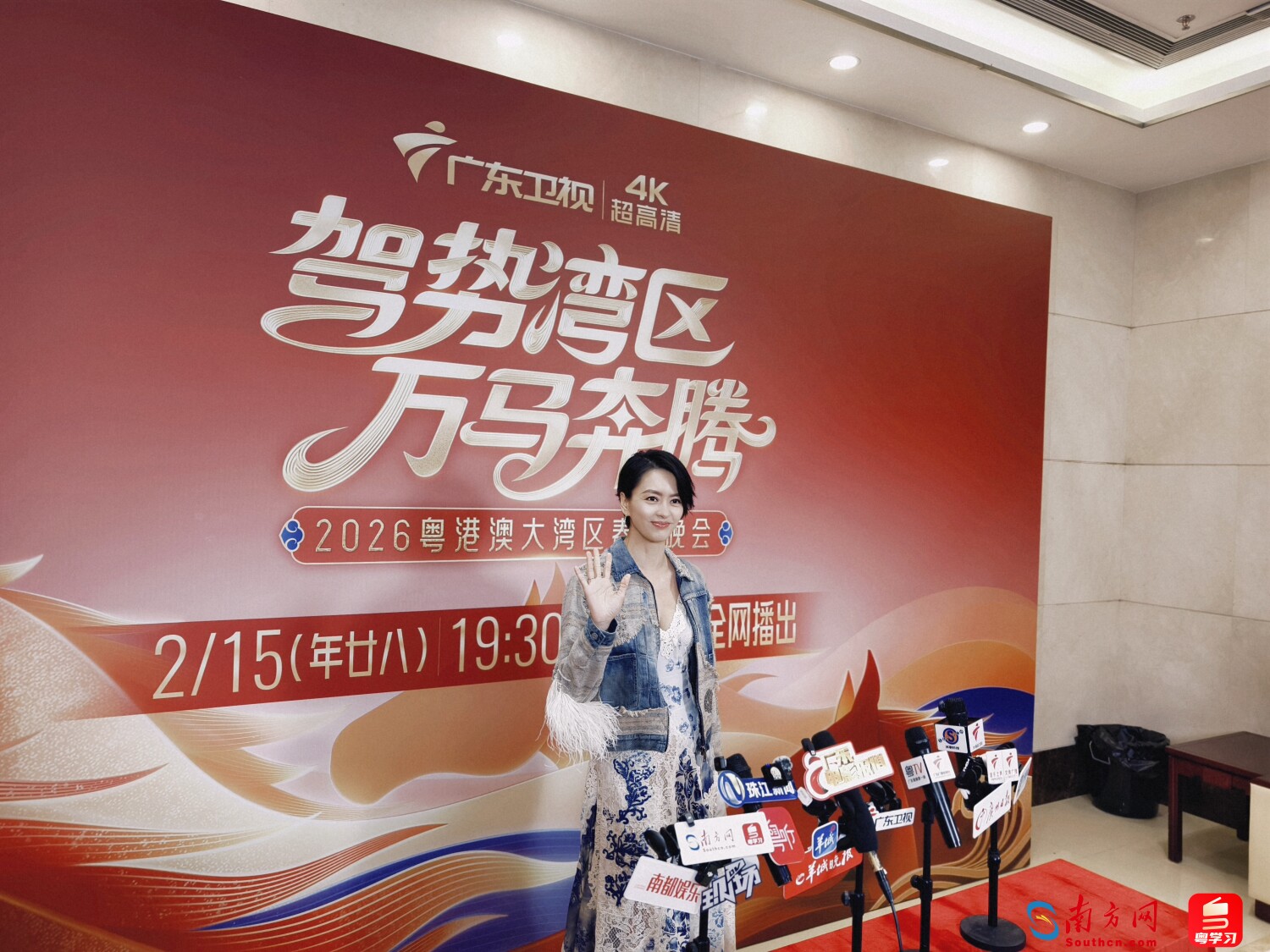 梁咏琪现身大湾区春晚录制现场，接受媒体探班采访