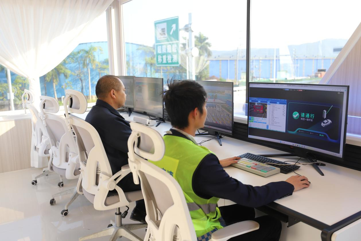 紧邻站场的云舱内，工作人员正在监测车辆通行情况