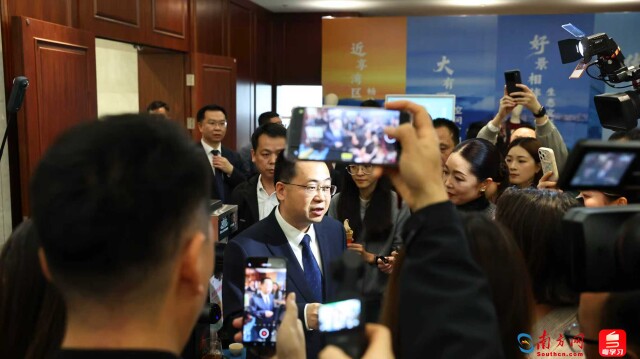 清远市委副书记、市长陈金銮向记者推荐清远特色产品。