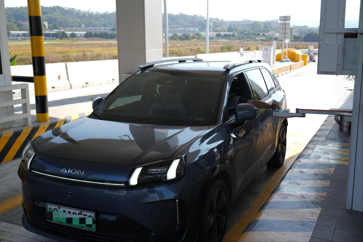 司乘使用人工智能机械臂式收发卡机缴费