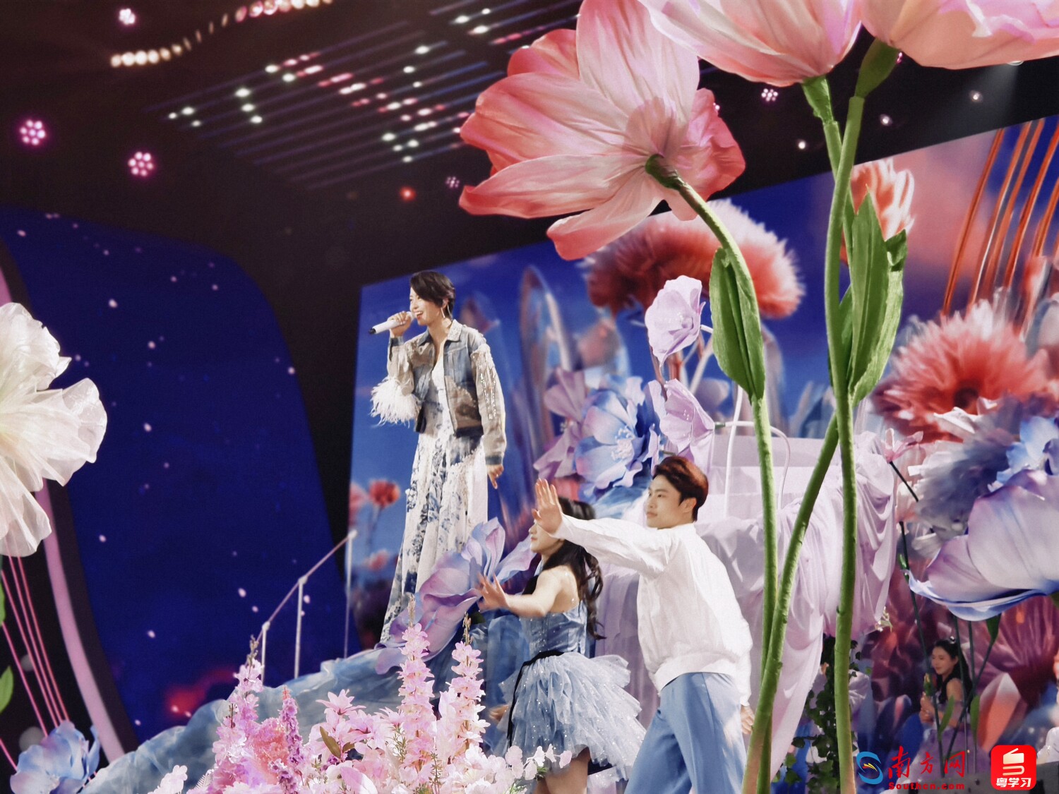 梁咏琪现身大湾区春晚录制现场