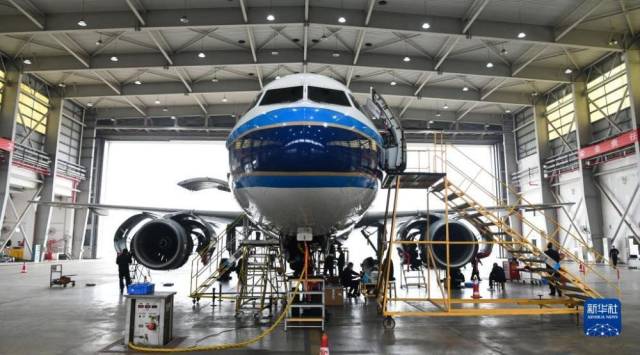 1月5日，在位于海南省海口市的中国南方航空美兰基地机库，工程师在对飞机进行检修。新华社记者 杨冠宇 摄