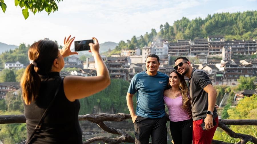 Riding wave of "China Travel," international tourists explore country's hinterland