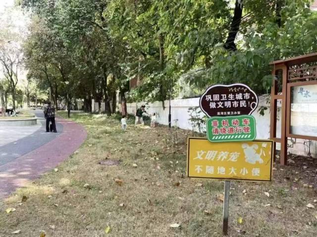 有犬主称在草地遛狗后，爱犬疑中毒死亡。