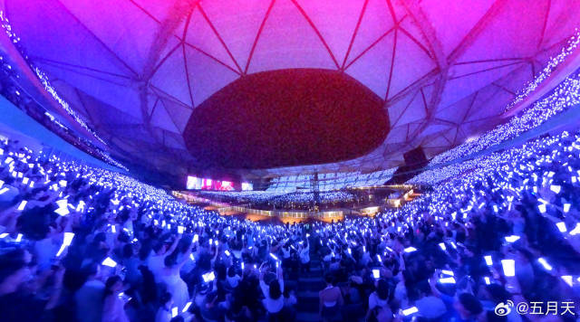 五月天深圳演唱会吸引了众多歌迷捧场。