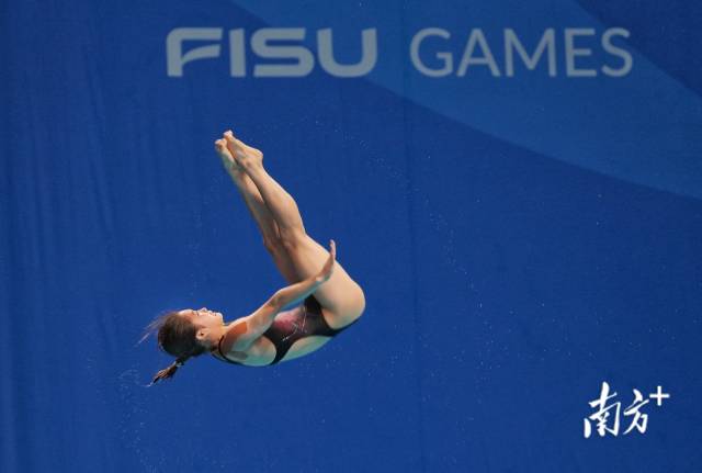 广东选手王伟莹在混合团体决赛中。 广东选手王伟莹在混合团体决赛中。