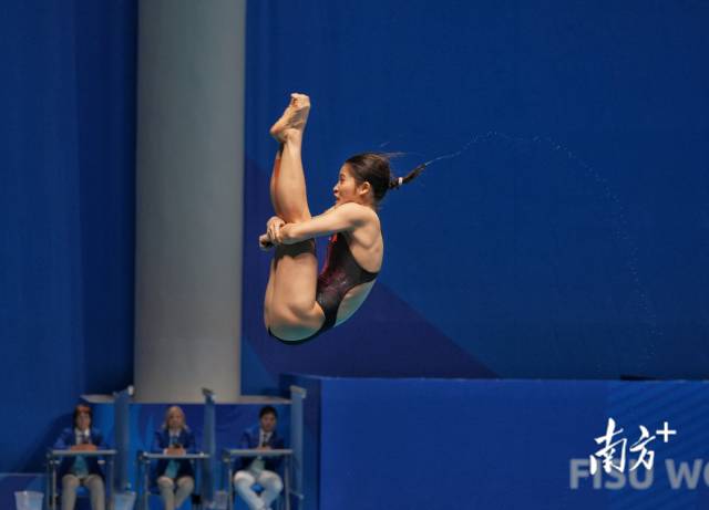 广东选手王伟莹在混合团体决赛中。 广东选手王伟莹在混合团体决赛中。