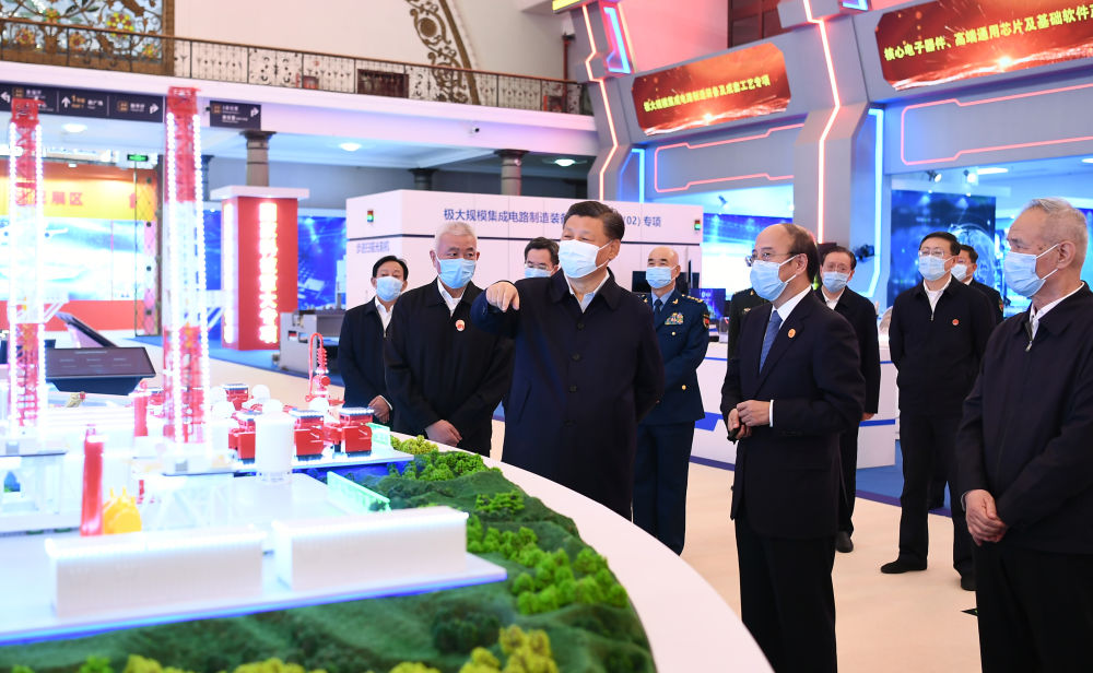 2021年10月26日，习近平在北京展览馆参观国家“十三五”科技创新成就展。